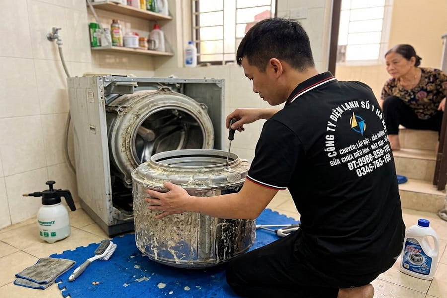 Kỹ Thuật Viên Vệ Sinh Máy Giặt Tại Nhà ở Hà Nội
